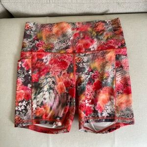 Athleta Salutation Stash Pocket Shorts size Medium